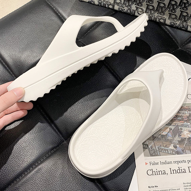 The thick sandals cross the border in the Korean woman's new summer tweezer.