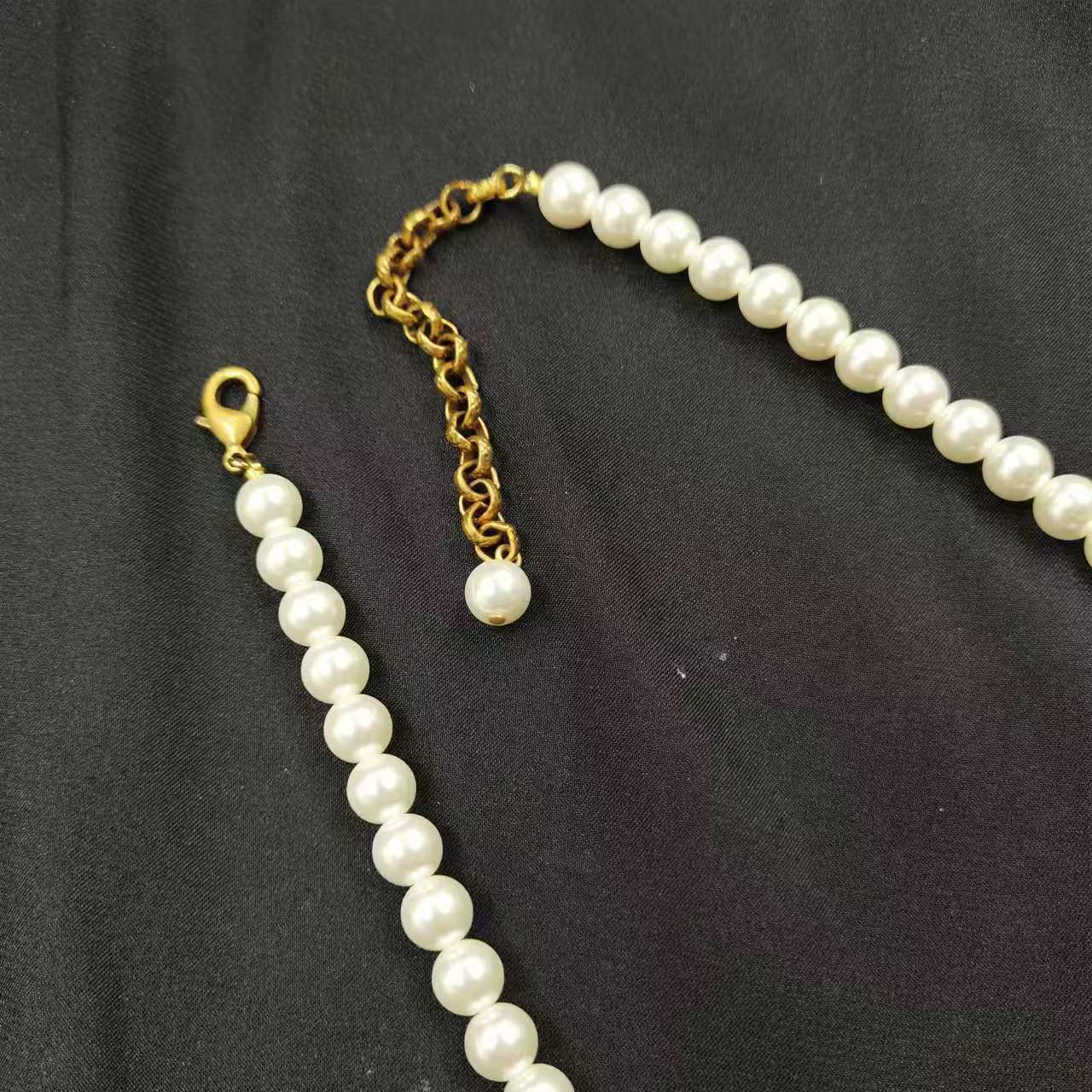 Qingdao's elegant fashion brand of honey bee retro-gold pearl necklace.