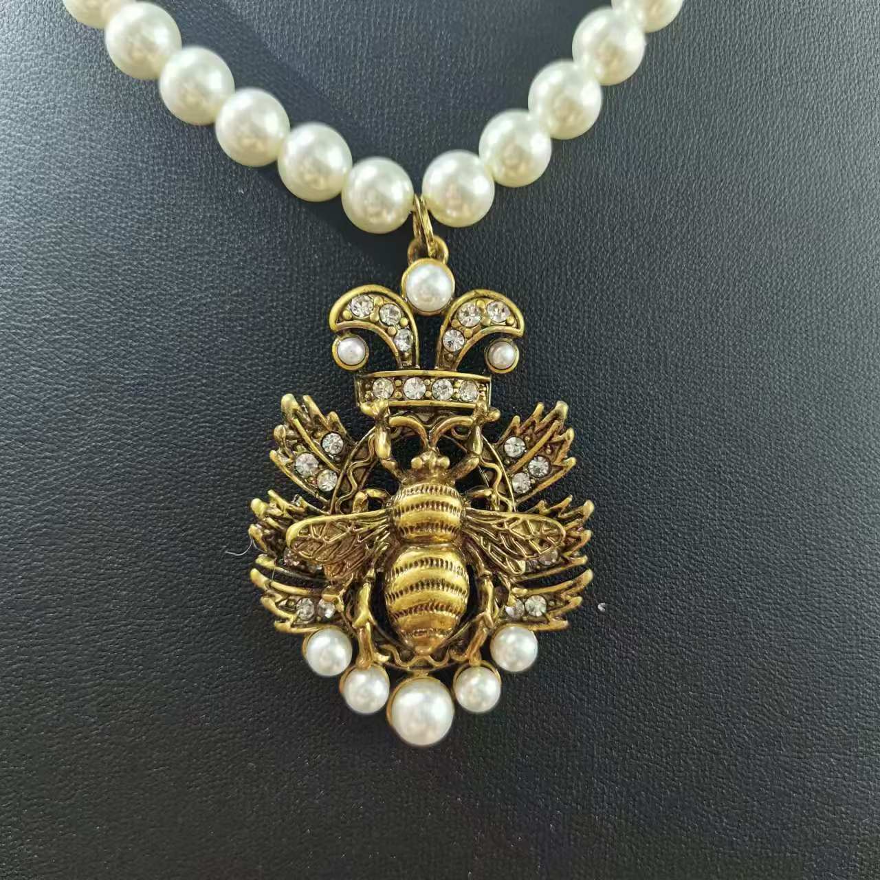 Qingdao's elegant fashion brand of honey bee retro-gold pearl necklace.