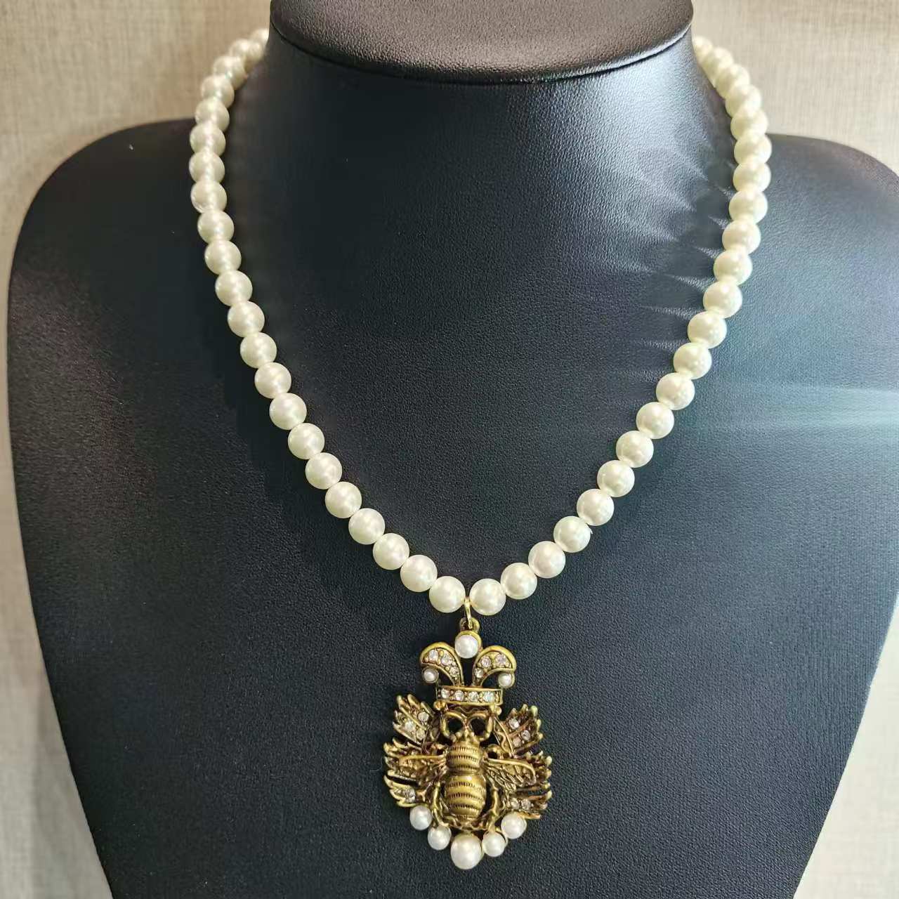 Qingdao's elegant fashion brand of honey bee retro-gold pearl necklace.