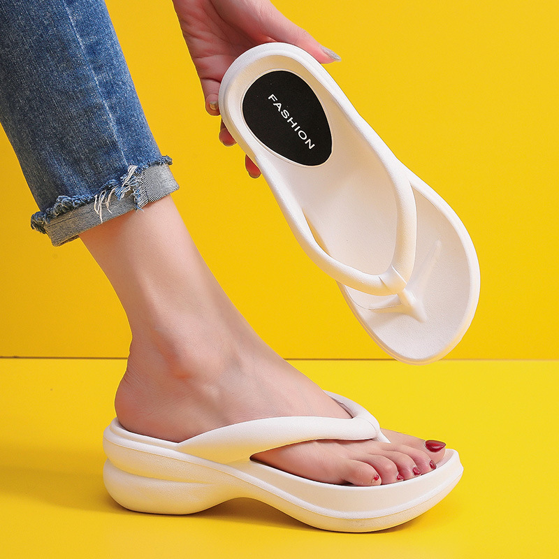 The thick sandals cross the border in the Korean woman's new summer tweezer.