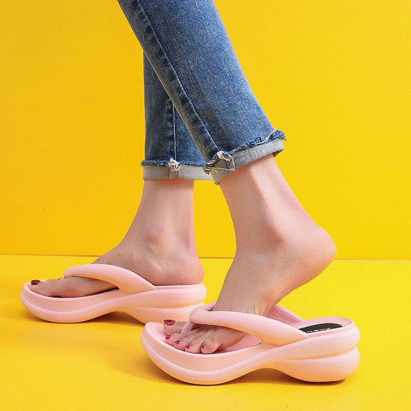 The thick sandals cross the border in the Korean woman's new summer tweezer.