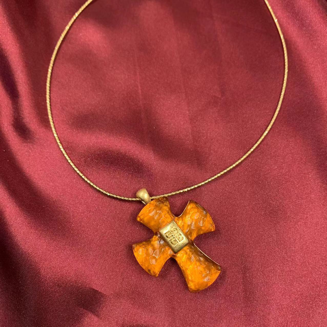 The old Jell-O cloud-tweeted necklace in Vintage marks the old cross geometrical chromatic necklace.