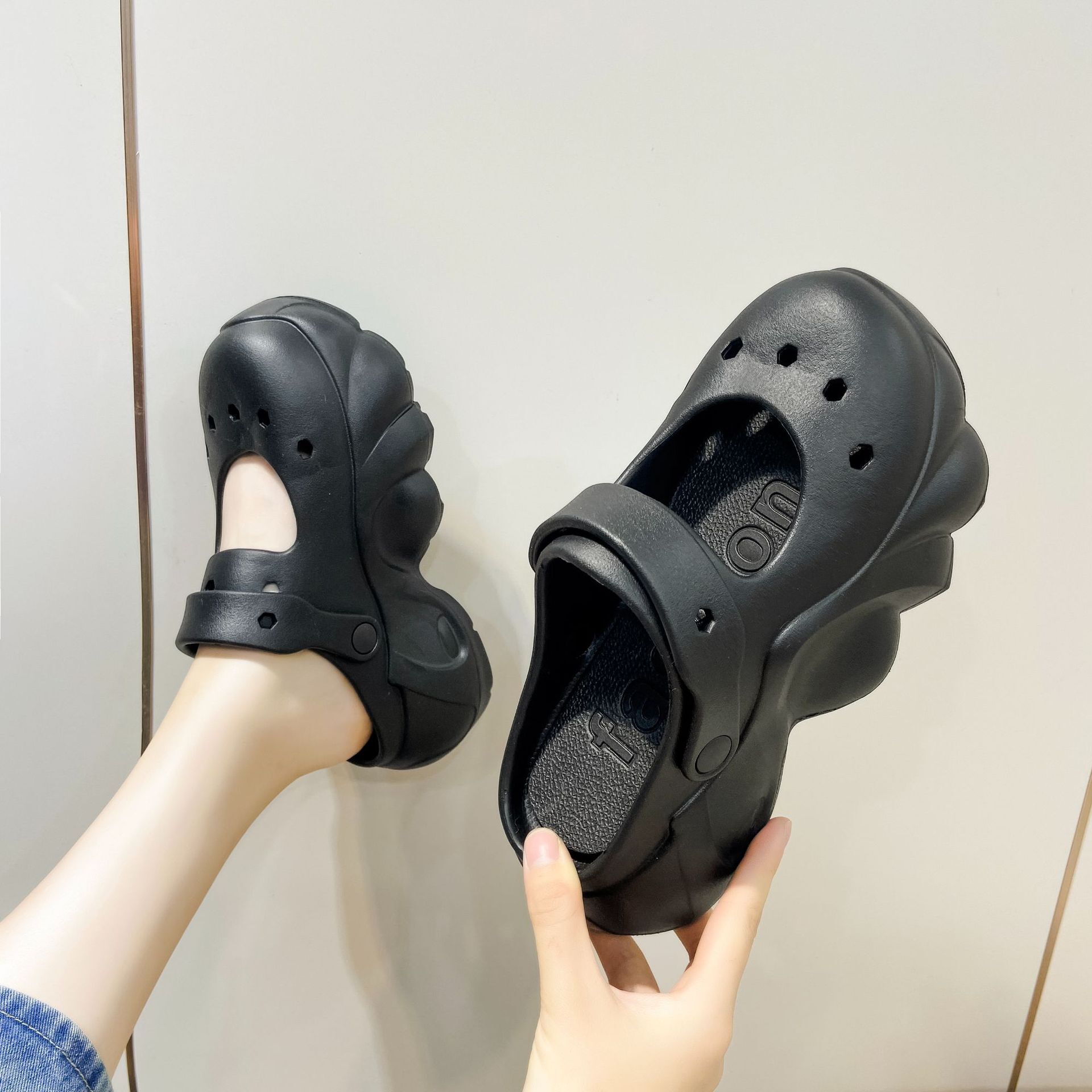 Eva's 7CM-heavy Cave Cave Shoegirl 2024 is out of fire wearing Mary Jane's Beach Garden Shoes.