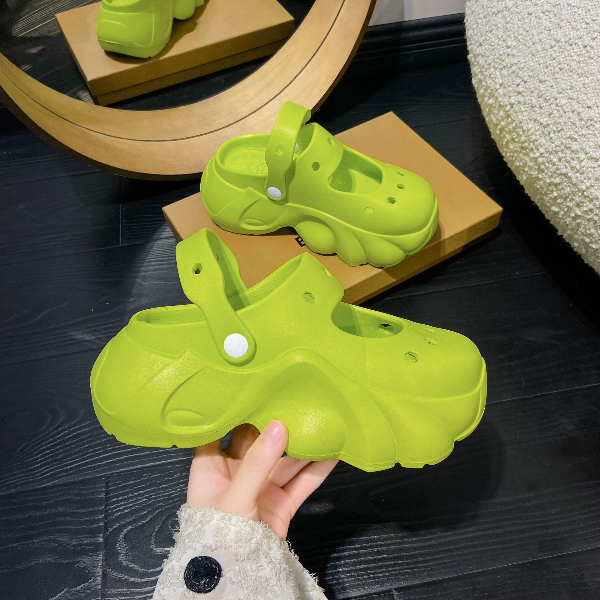 Eva's 7CM-heavy Cave Cave Shoegirl 2024 is out of fire wearing Mary Jane's Beach Garden Shoes.
