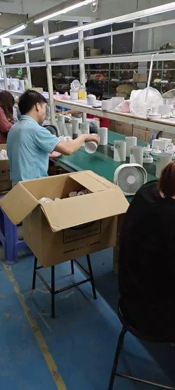 Thành phố Shenzhen Air Force Street đang chơi trong xưởng điện tử.