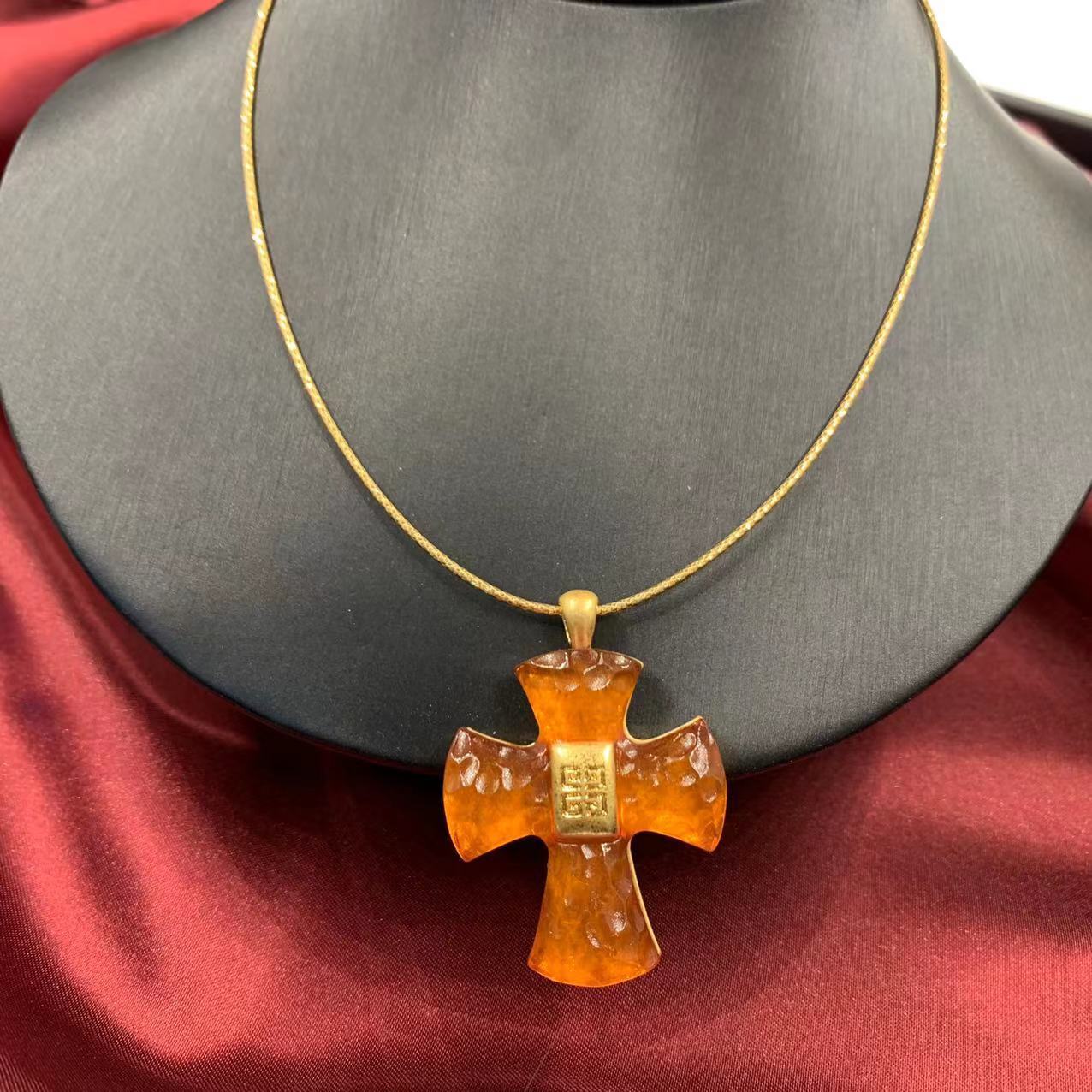 The old Jell-O cloud-tweeted necklace in Vintage marks the old cross geometrical chromatic necklace.