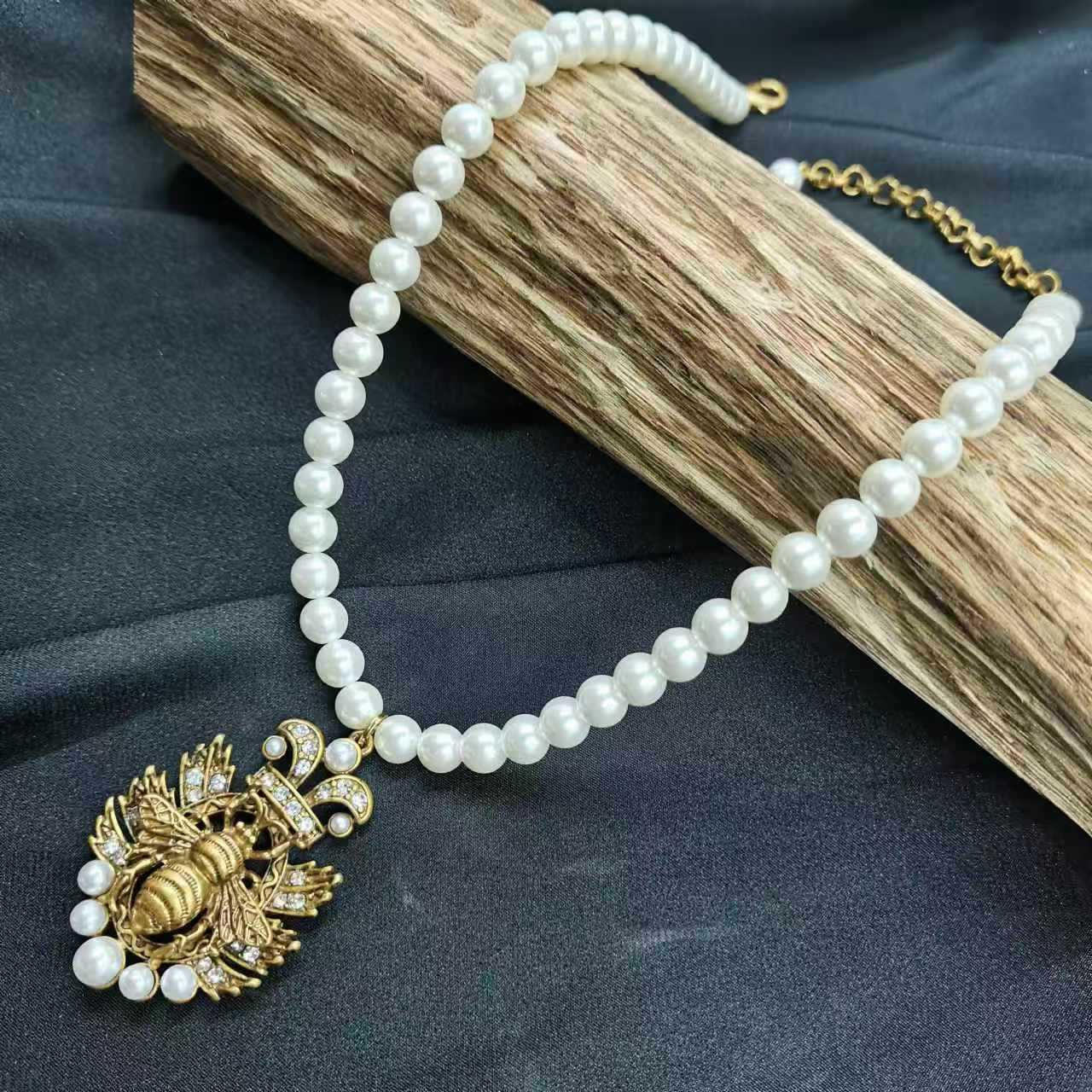 Qingdao's elegant fashion brand of honey bee retro-gold pearl necklace.