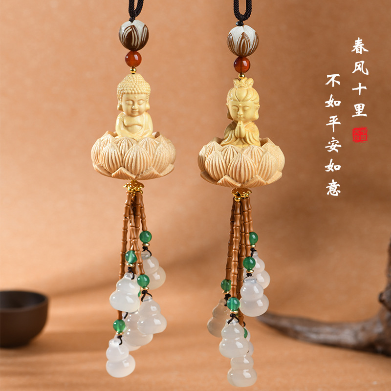 Hanging of a Zhufu Lin-Leng gift for a car with inside accessories