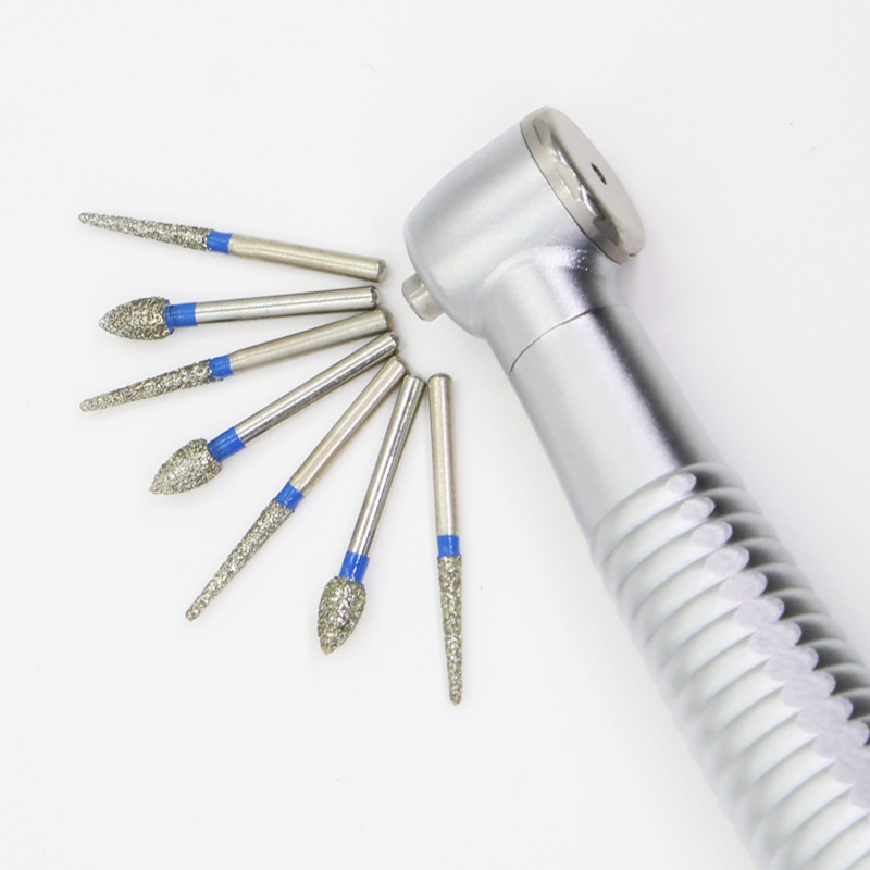 A dental high-speed phone with a needle in the tooth, a sand-drived drill, a grinding chip, preparation for a sand pin.