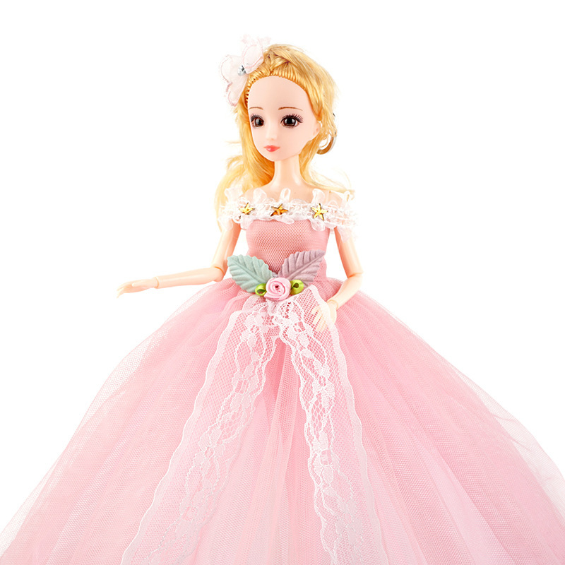 Một con búp bê đám cưới được phân phát cho một cô bé ở Zuba, một món quà sinh nhật của sinh viên đồ chơi.