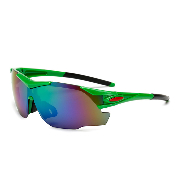 Men and women with outdoor sunglasses and blast-proof bicycles riding with glasses and trophies/0761