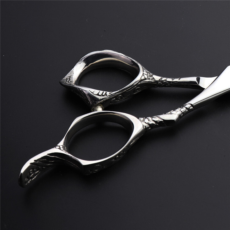 A six-inch hairdresser with a hairdresser's hairdresser. Skintooth cutters and scissors.