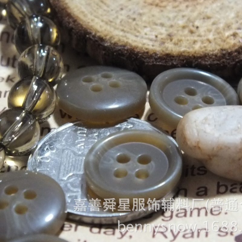 Đó là một nguồn cung cấp trực tiếp các nút áo, nút dính, nút áo, nút mắt hình bên, thiết kế tùy chỉnh.