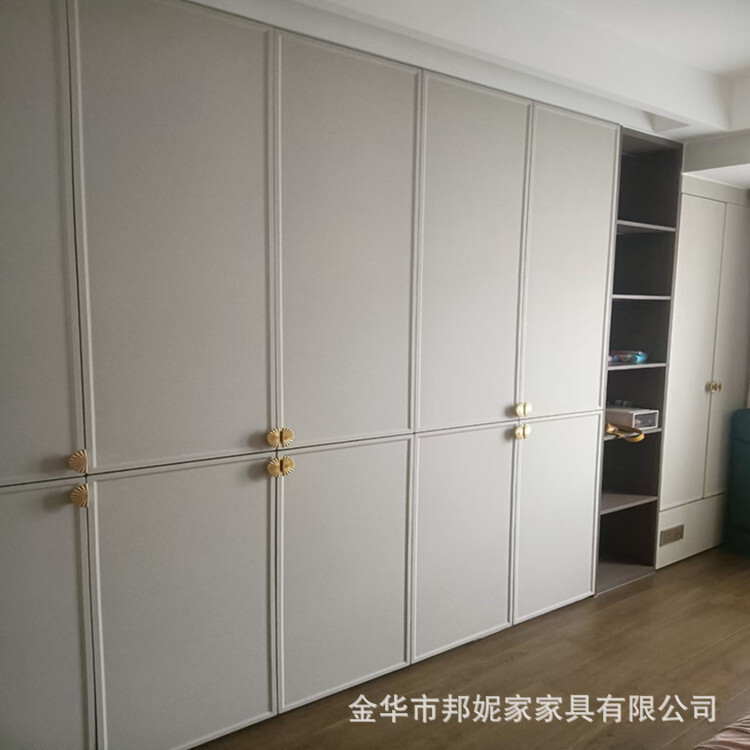 It's easy for the whole factory to customize the closet cabinets and television background in modern, simple, woody paints.