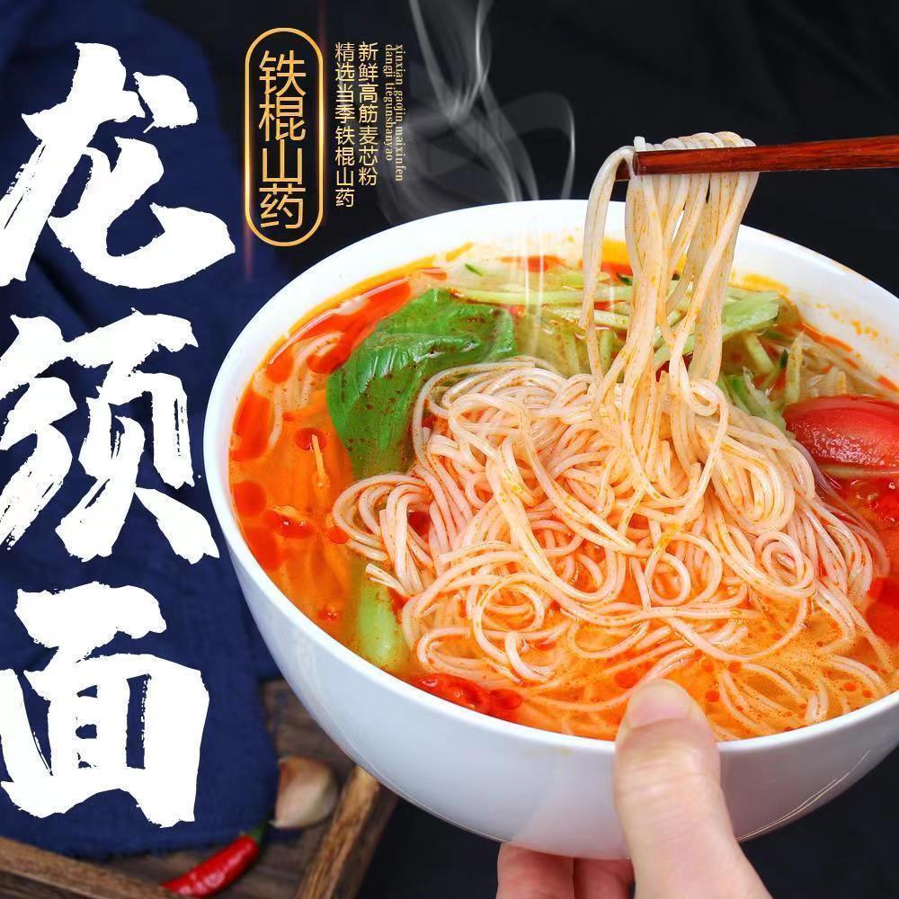 Một hộp đầy mì ống cho bữa sáng.