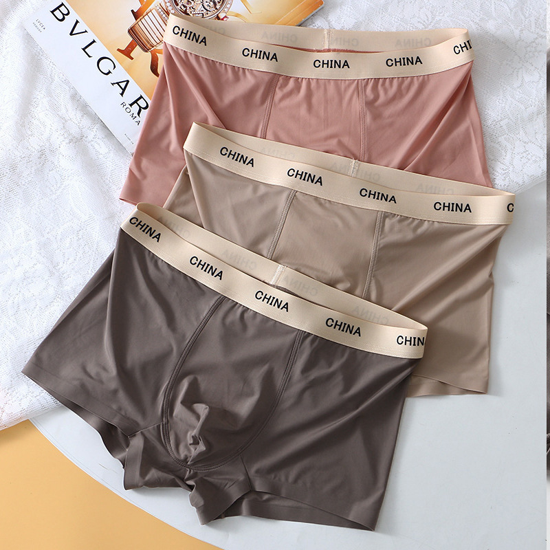 Quần lót nam mới với băng và hơi thở với hông cong và quần short.