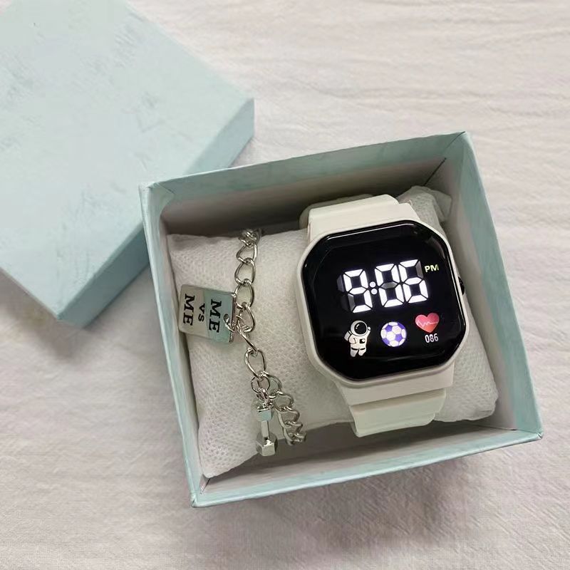 The square watch, the primary high school student Han, is a simple digital spaceman spreadsheet.