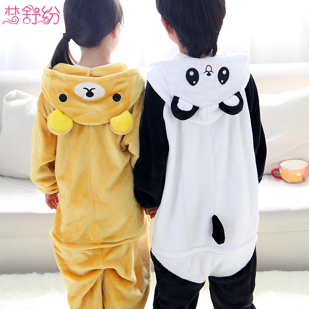 Một con gấu trúc dễ thương với một cái áo ngủ dài, một cô gái trẻ con, một chàng trai san hô.