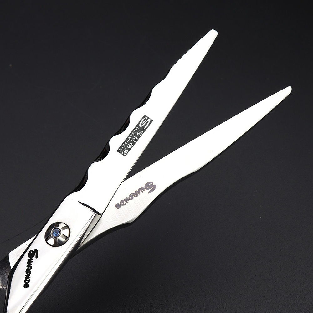 A six-inch hairdresser with a hairdresser's hairdresser. Skintooth cutters and scissors.