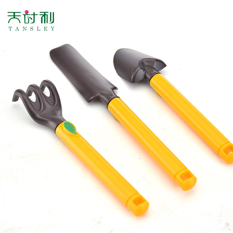 Những dụng cụ làm vườn nhỏ cho trẻ em, ba bộ xẻng dài và một bộ hoa nhỏ.
