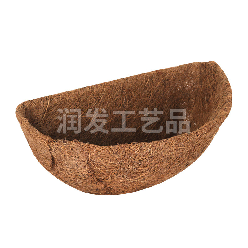 Một nửa quay bức tường gắn kết các giỏ cọ bằng sắt, tổ chim, cây cọ trên tường.