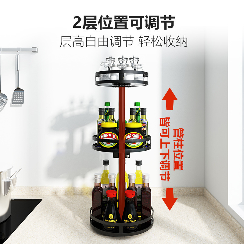 Nhà bếp đã sẵn sàng, nước sốt cà chua trên bàn.