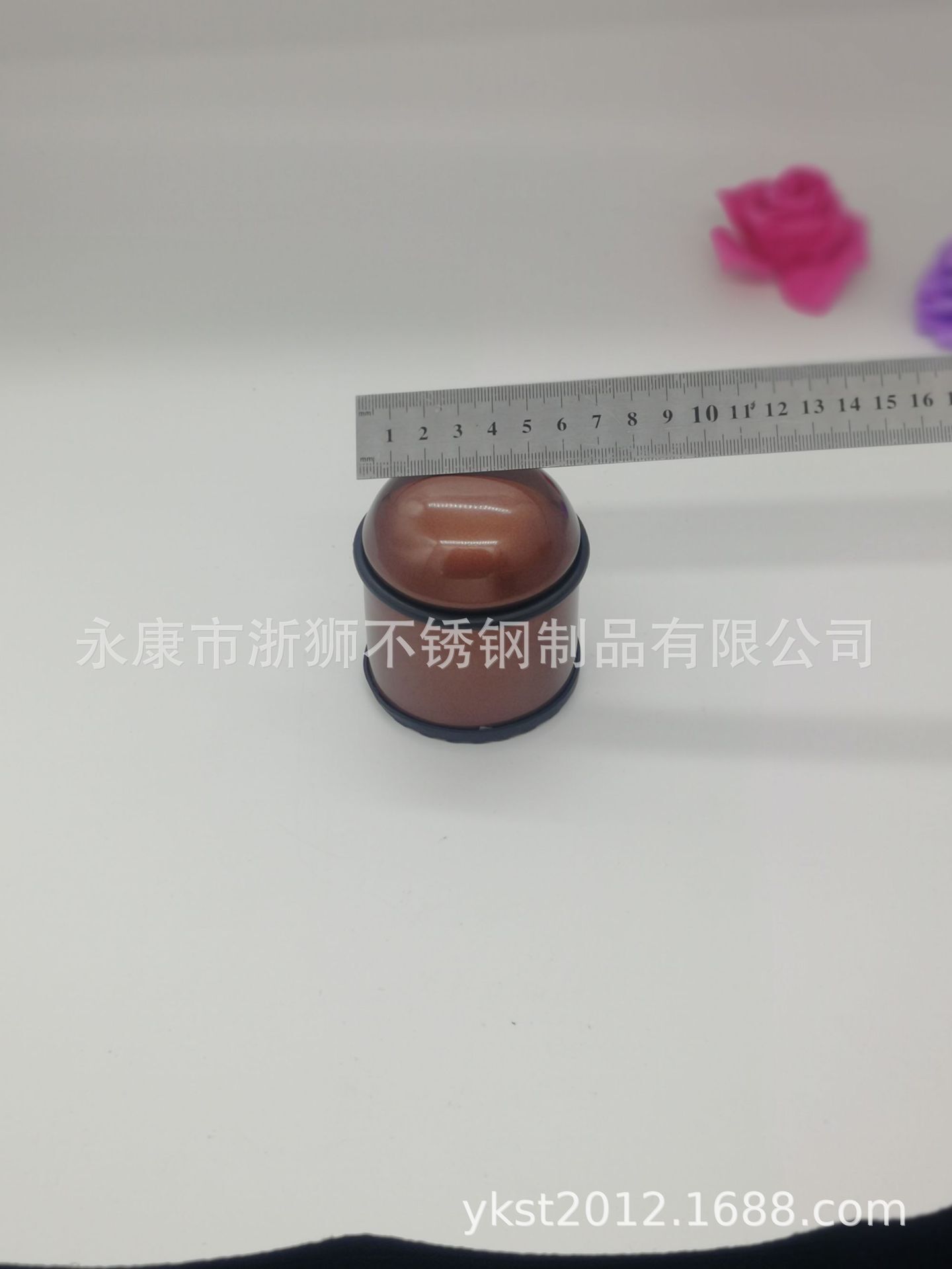 Nó là một nhà máy, mái vòm lớn, ánh sáng cát, màu sơn, nhiều màu sắc.
