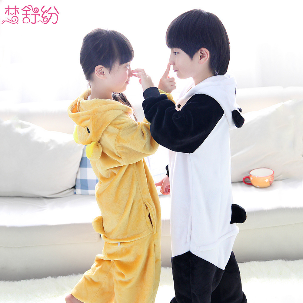 Một con gấu trúc dễ thương với một cái áo ngủ dài, một cô gái trẻ con, một chàng trai san hô.