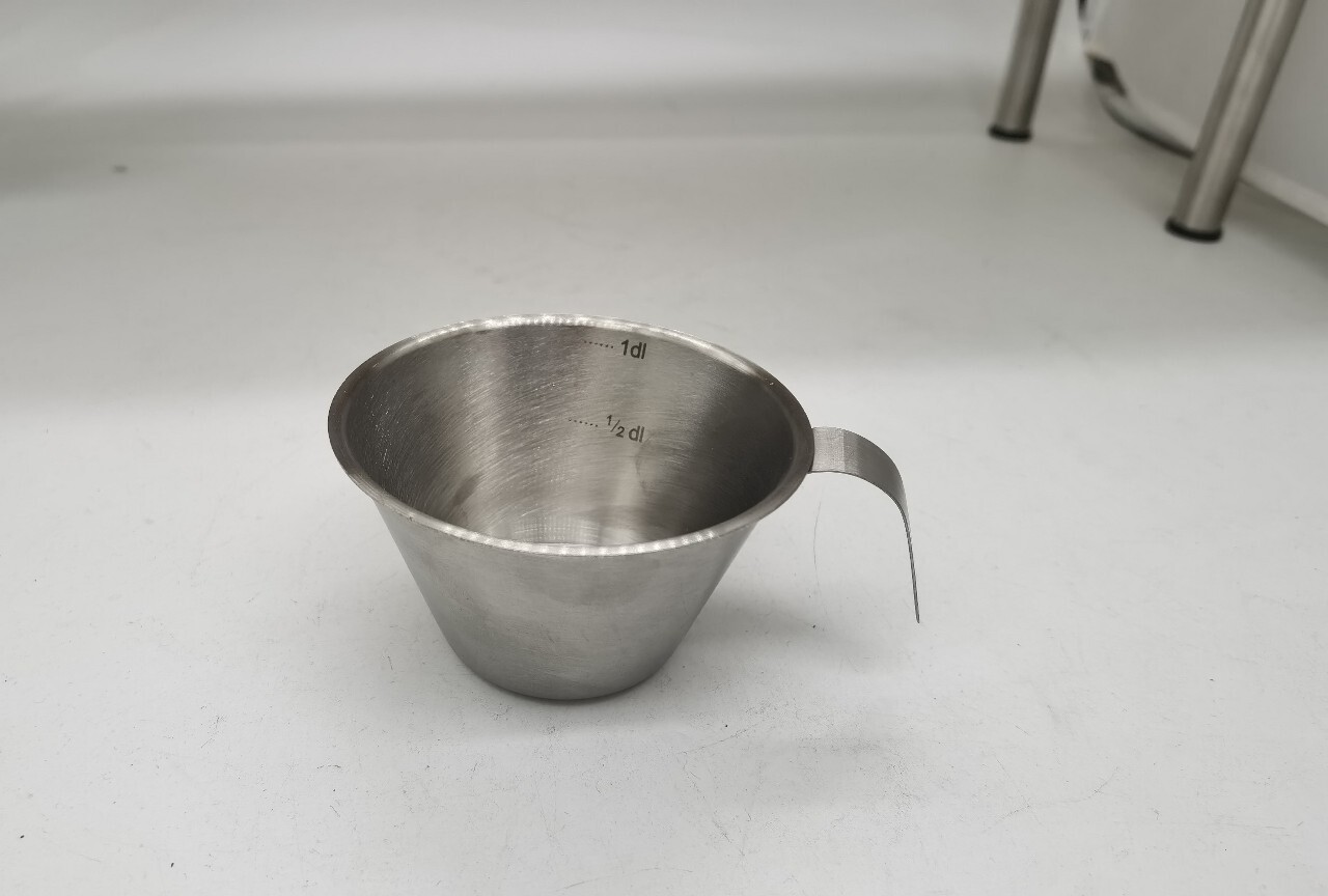 Một ly thép không gỉ với nhiều màu sắc.