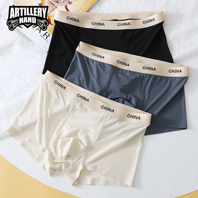 Quần lót nam mới với băng và hơi thở với hông cong và quần short.