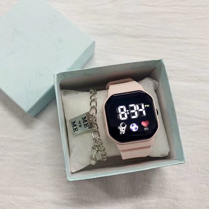 The square watch, the primary high school student Han, is a simple digital spaceman spreadsheet.