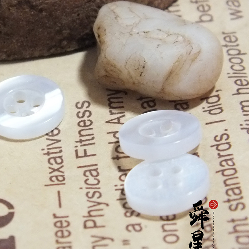Chất nhựa hình nút với các hàng rào ít đắt tiền với các nút mắt.