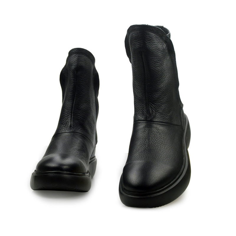 The manufacturer's source is the black cow-skin Martin's boots, soft-deep male.