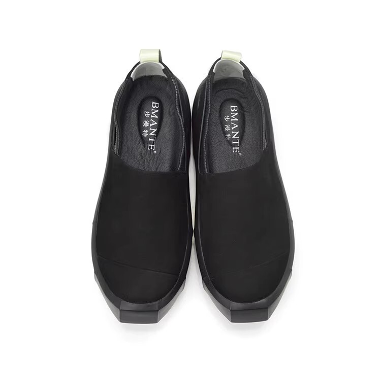 The factory sells the man's retropine shoes, the young and leisurely shoes, the sandy shoes, the sandals, the lazy shoes.