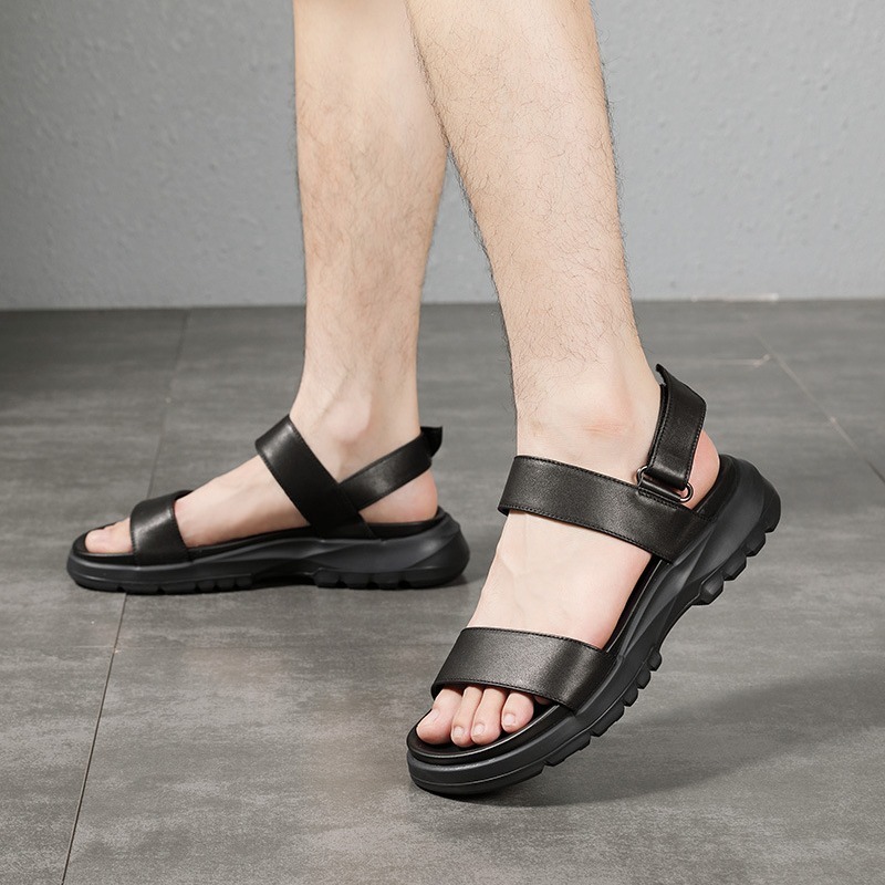 The factory's supply for the summer men's fun, and the sandals and sandals on the outside.