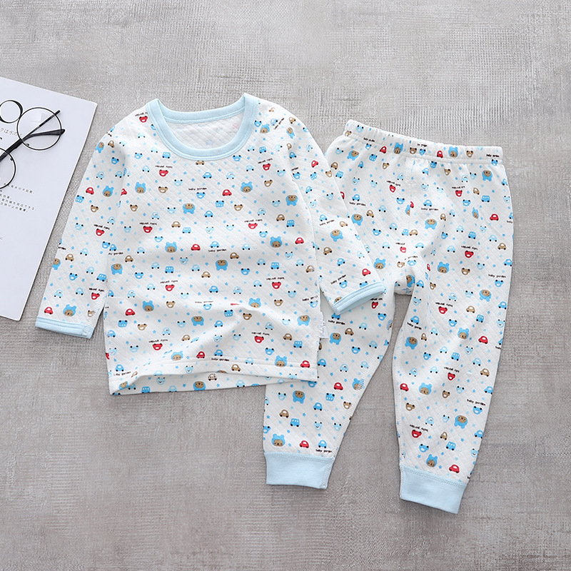 Đàn ông và phụ nữ mặc quần lót, nhỏ và cỡ trung bình đồ lót trẻ em trong pyjama để giữ ấm