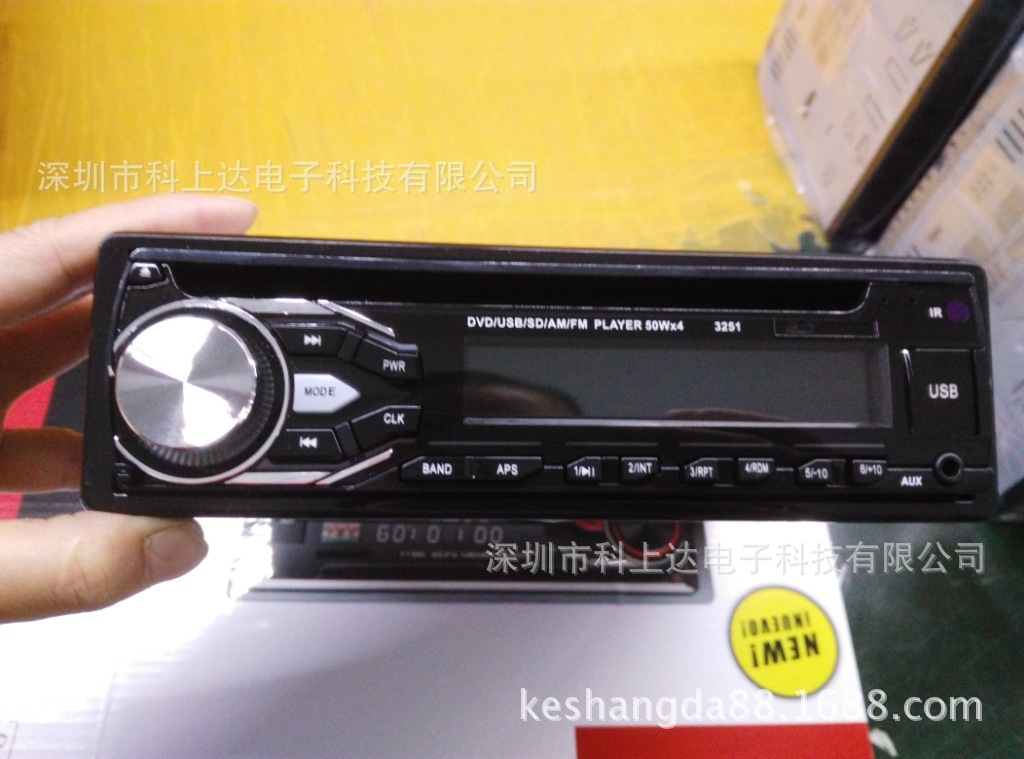 Trình chơi nhạc Dvd trong một chiếc xe DVD màu xanh dương chạy trên radio