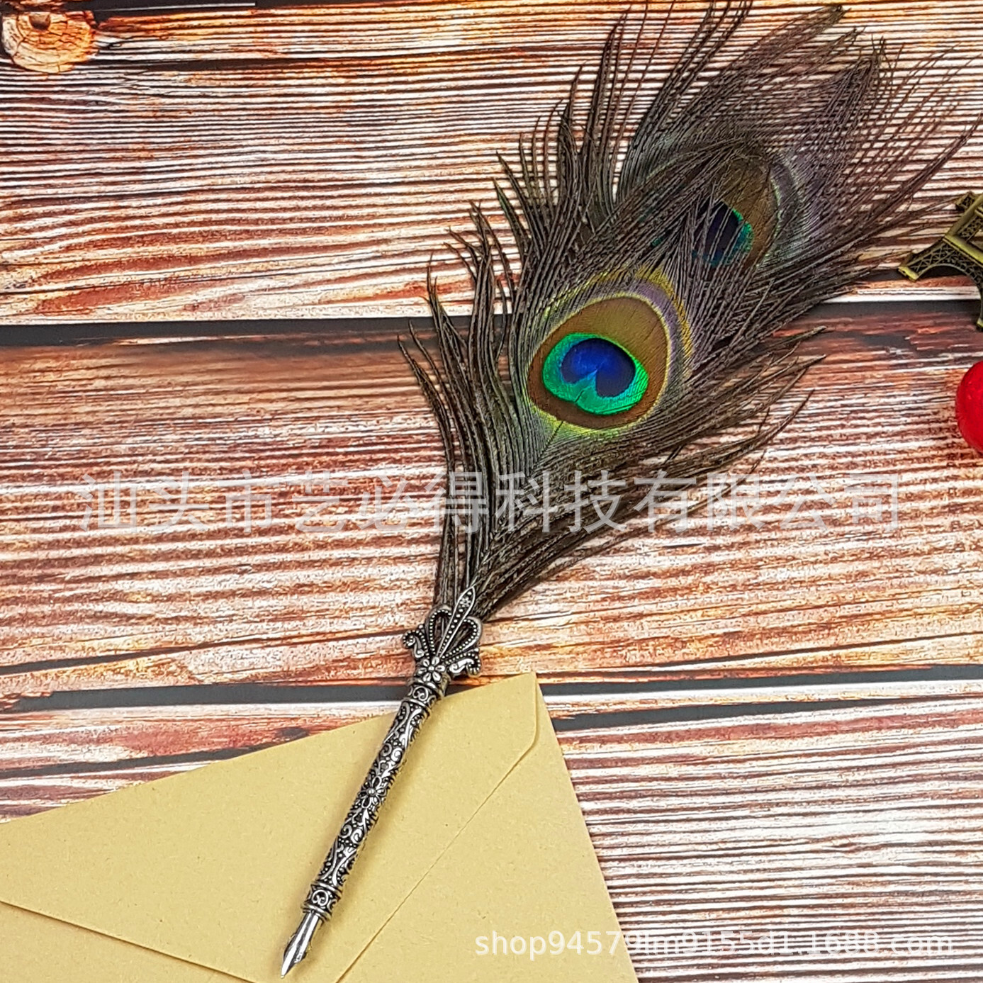 An old peacock sculpturing a flower pole with an O-American gift pen with an original feather and a male and female friend's gift pen.