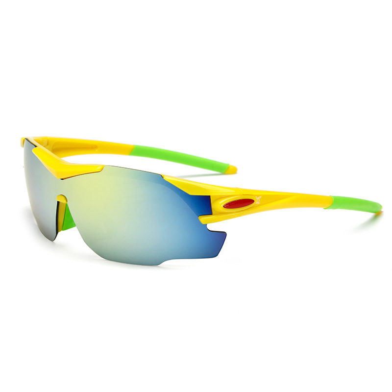 Men and women with outdoor sunglasses and blast-proof bicycles riding with glasses and trophies/0761