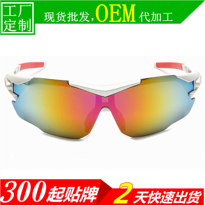 Men and women with outdoor sunglasses and blast-proof bicycles riding with glasses and trophies/0761