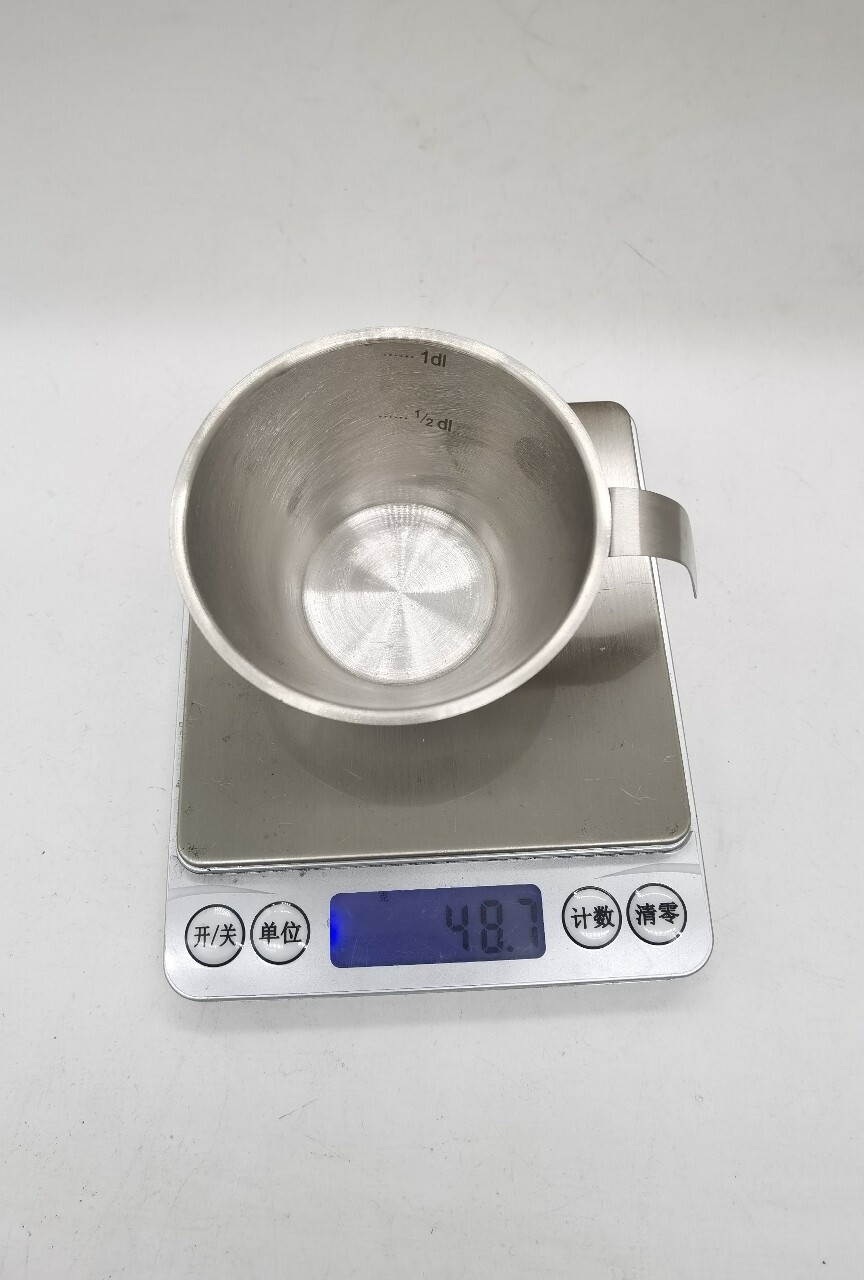 Một ly thép không gỉ với nhiều màu sắc.