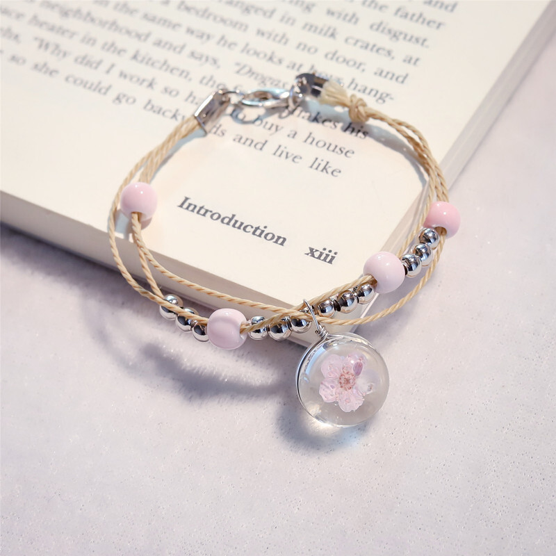Hand-chained girl, who's about her best friend, the Lolita Gradually Freezer's Red Line bracelet.