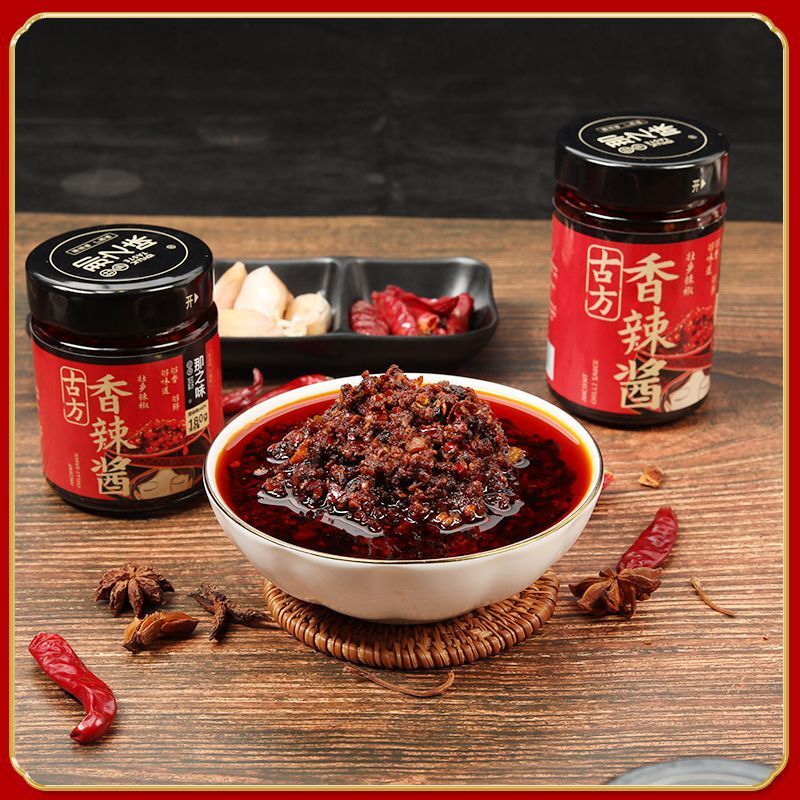 Nước tương cay cũ, nước sốt cải ngô và nước sốt cay.
