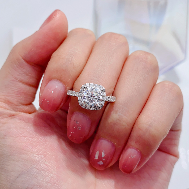 The Mosan Stone Ring Women's แฟชั่นแฟตไดมอนด์แหวน 925 สีเงินเคลือบสี D- Coloured Moan ข้ามพรมแดน.