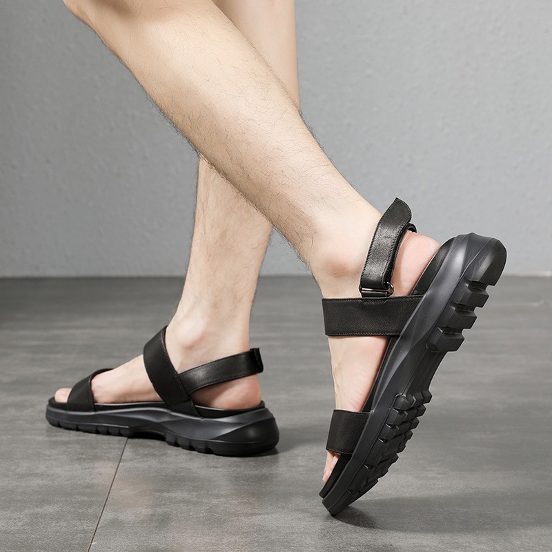 The factory's supply for the summer men's fun, and the sandals and sandals on the outside.
