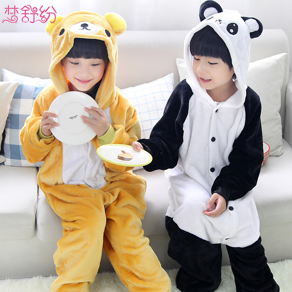 Một con gấu trúc dễ thương với một cái áo ngủ dài, một cô gái trẻ con, một chàng trai san hô.