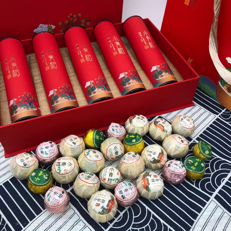 Vào cuối năm, hộp trà được làm rám nắng và làm rám nắng.