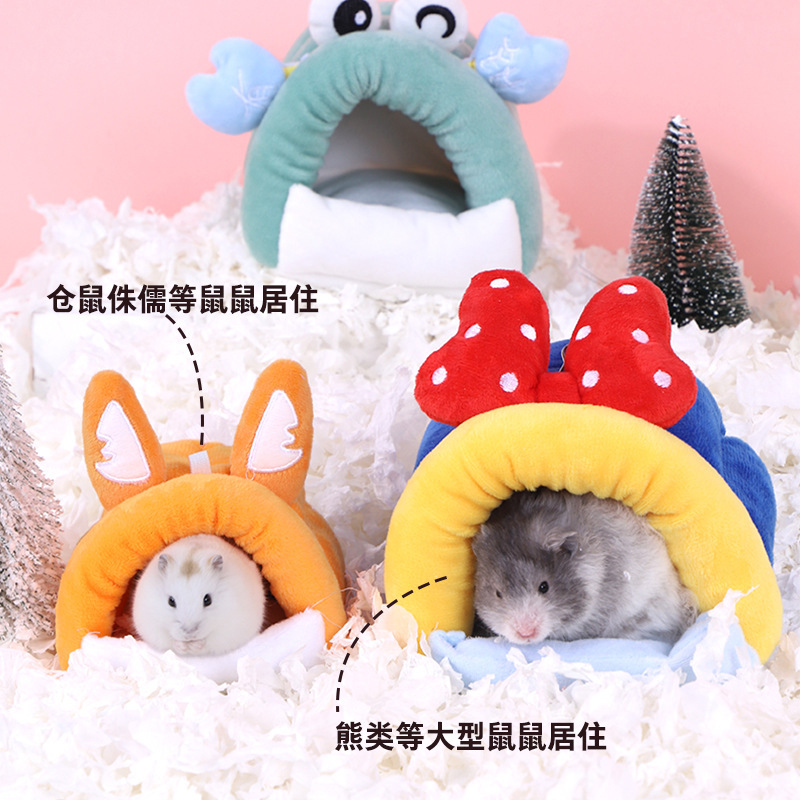 Hamsters ở lại ấm áp để ngủ trên giường đông và ngủ trong túi để trốn nhà.