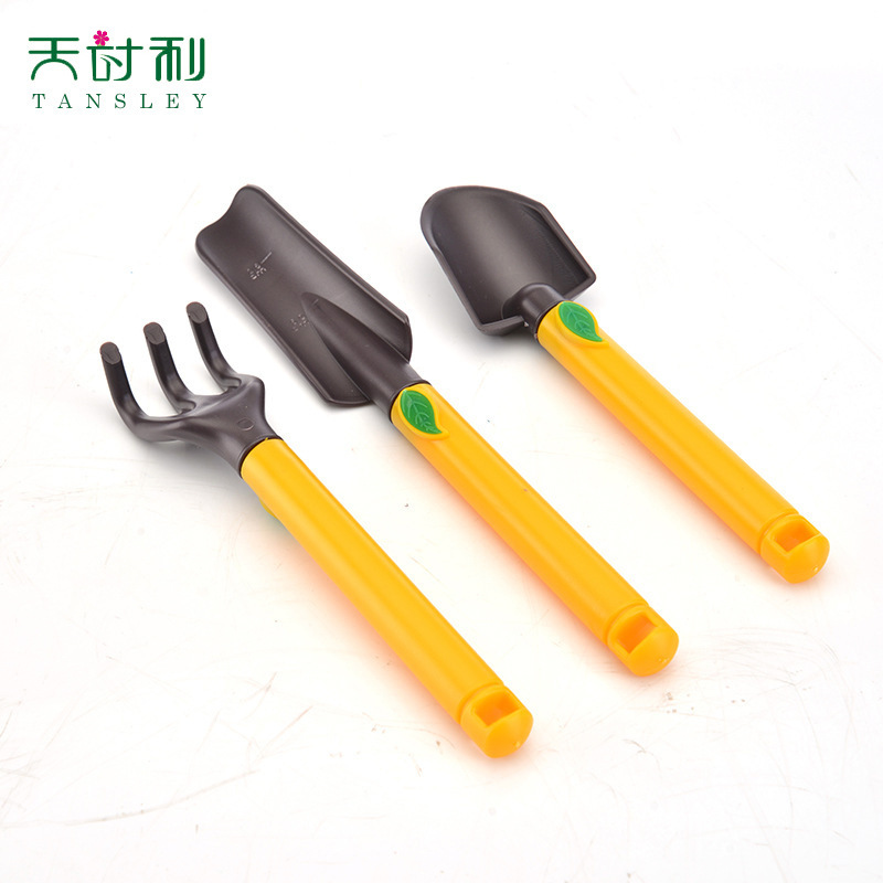 Những dụng cụ làm vườn nhỏ cho trẻ em, ba bộ xẻng dài và một bộ hoa nhỏ.
